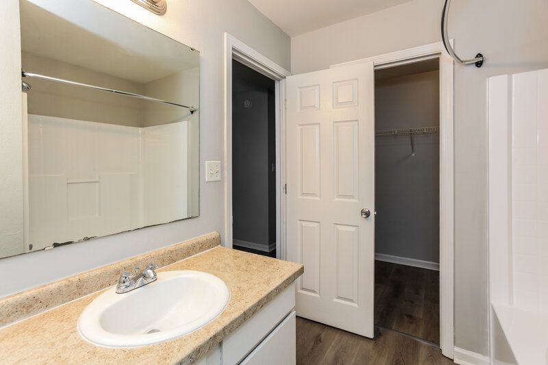 1,755/Mo, 2335 Layton Park Dr Indianapolis, IN 46239 Main Bathroom View