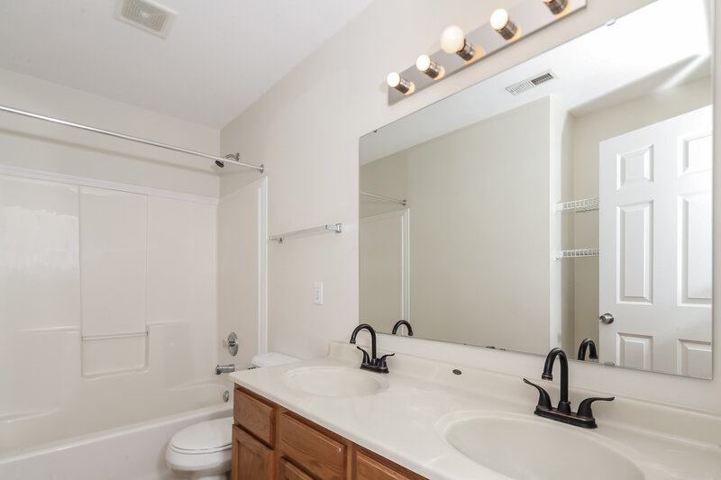 2,340/Mo, 11662 Tamarisk Blvd Fishers, IN 46037 Bathroom View 2