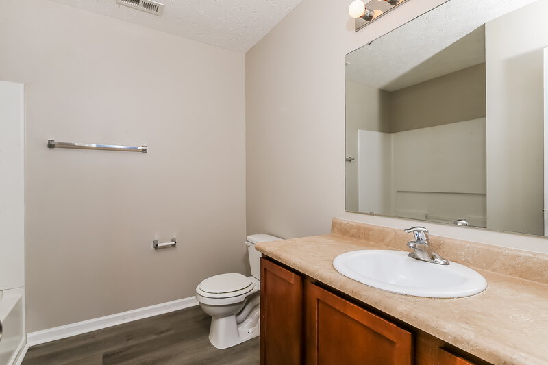 1,950/Mo, 3151 Limber Pine Dr Whiteland, IN 46184 Bathroom View