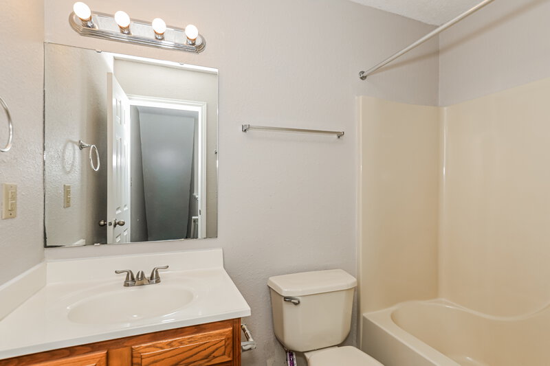 1,960/Mo, 110 Tracy Ridge Blvd New Whiteland, IN 46184 Bathroom View