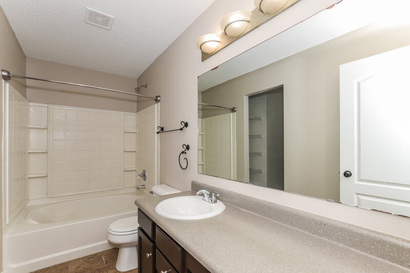 2,200/Mo, 8234 Gathering Cir Indianapolis, IN 46259 Main Bathroom View