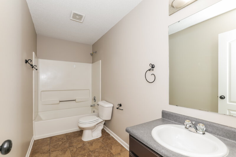 2,200/Mo, 8234 Gathering Cir Indianapolis, IN 46259 Bathroom View