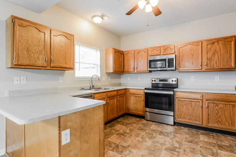 2,010/Mo, 4650 Whitview Ln Indianapolis, IN 46237 Kitchen View