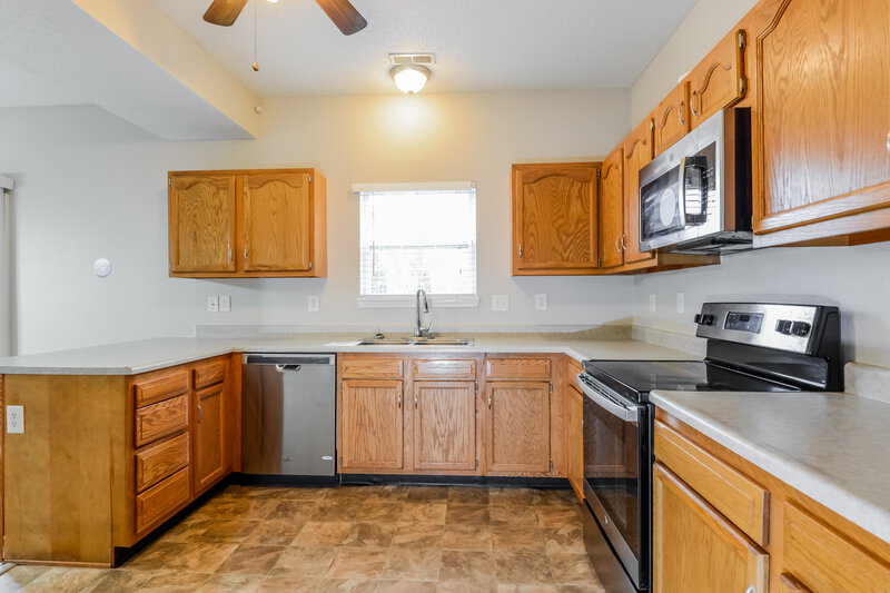 2,010/Mo, 4650 Whitview Ln Indianapolis, IN 46237 Kitchen View 2