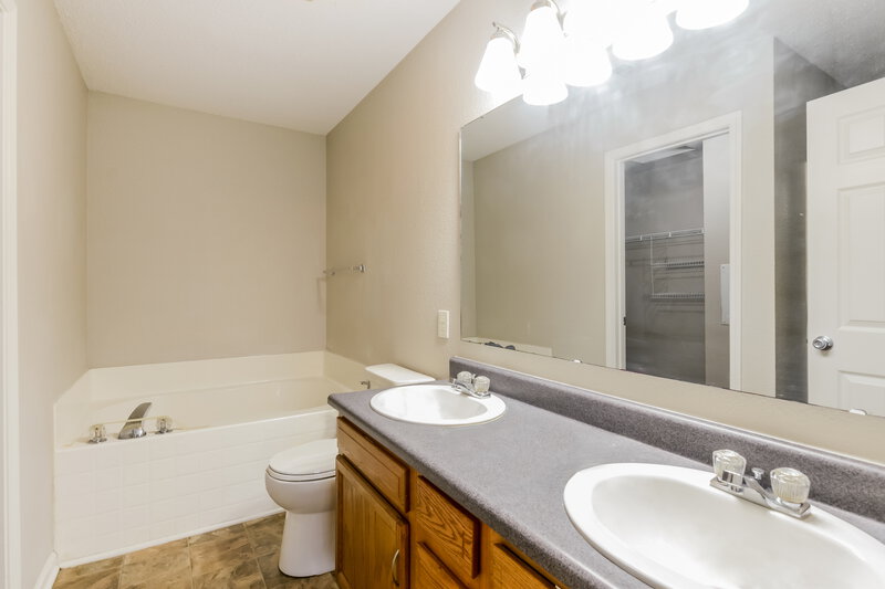 2,010/Mo, 4650 Whitview Ln Indianapolis, IN 46237 Main Bathroom View
