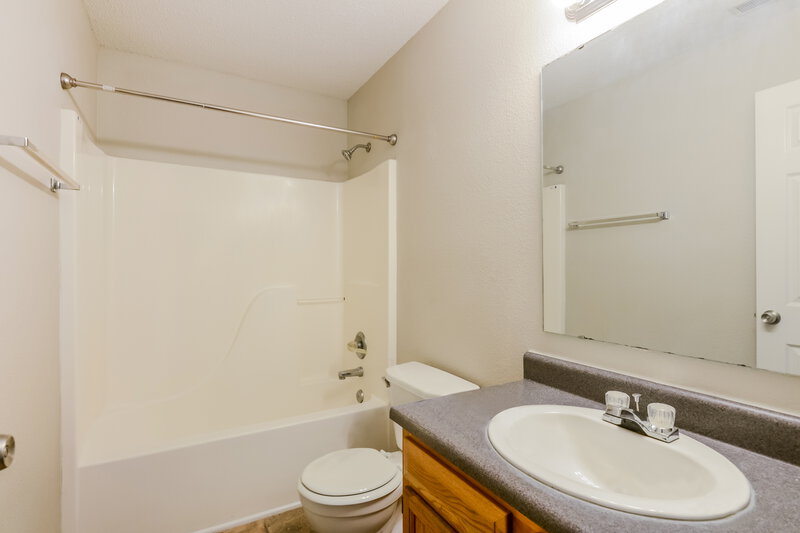 2,010/Mo, 4650 Whitview Ln Indianapolis, IN 46237 Bathroom View