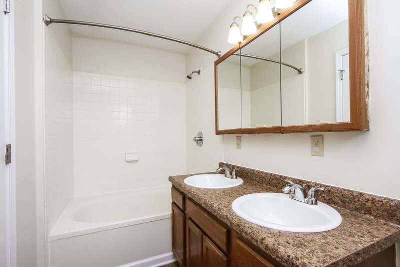 0/Mo, 978 Bull Run West Dr Greenwood, IN 46143 Master Bathroom View