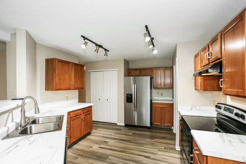 1,985/Mo, 9454 W Canoe Trl Pendleton, IN 46064 Kitchen View 2