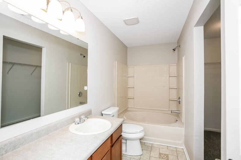 1,985/Mo, 9454 W Canoe Trl Pendleton, IN 46064 Main Bathroom View