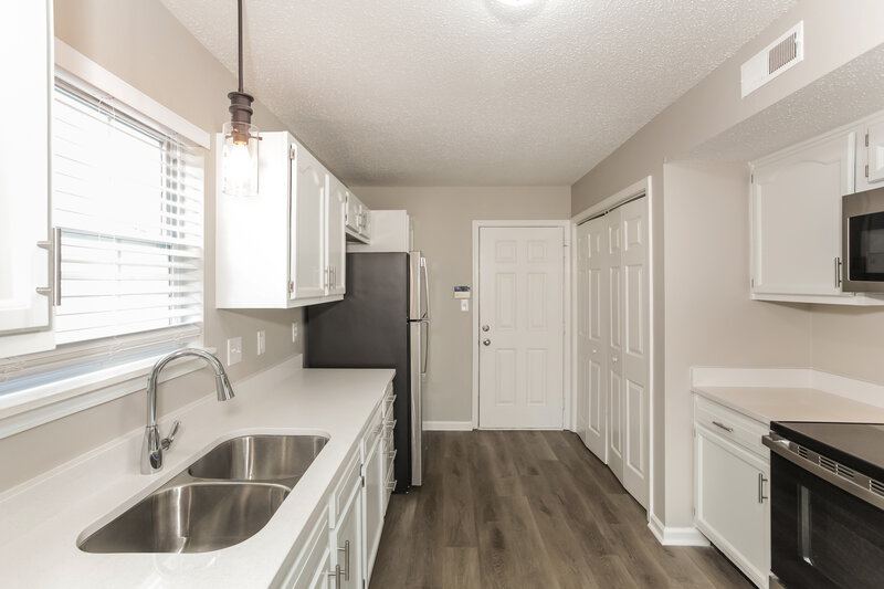 1,760/Mo, 3937 Candle Berry Dr Indianapolis, IN 46235 Kitchen View