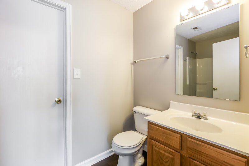 1,950/Mo, 1083 Pine Ridge Way Brownsburg, IN 46112 Main Bathroom View