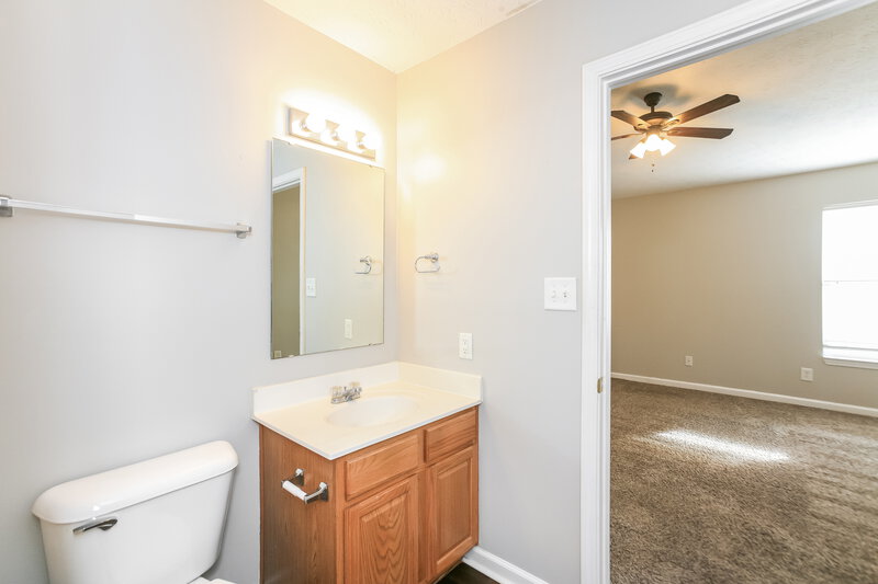 2,155/Mo, 1083 Pine Ridge Way Brownsburg, IN 46112 Main Bathroom View