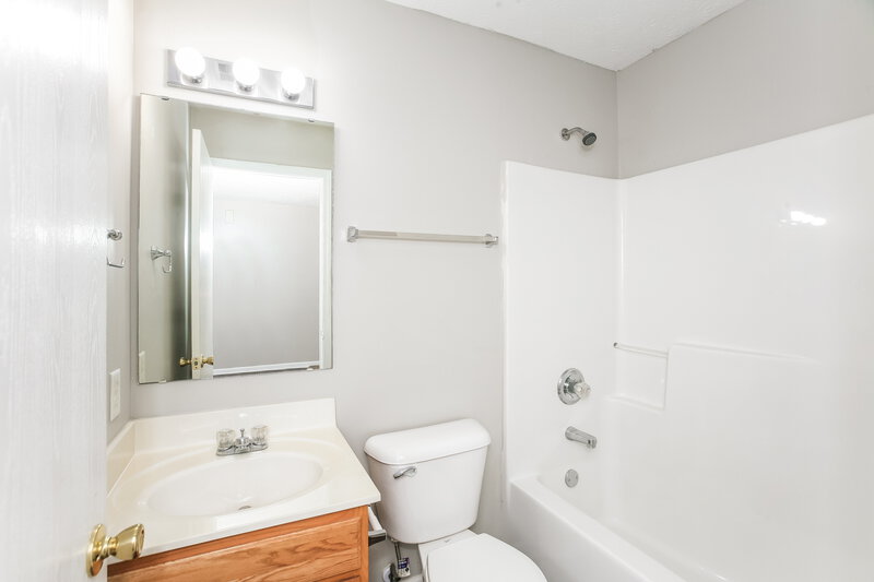 2,155/Mo, 1083 Pine Ridge Way Brownsburg, IN 46112 Bathroom View