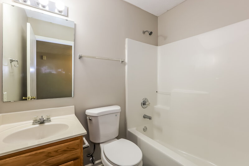 1,950/Mo, 1083 Pine Ridge Way Brownsburg, IN 46112 Bathroom View