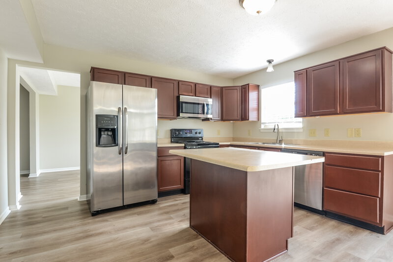 2,455/Mo, 7764 Shasta Dr Indianapolis, IN 46217 Kitchen View 2