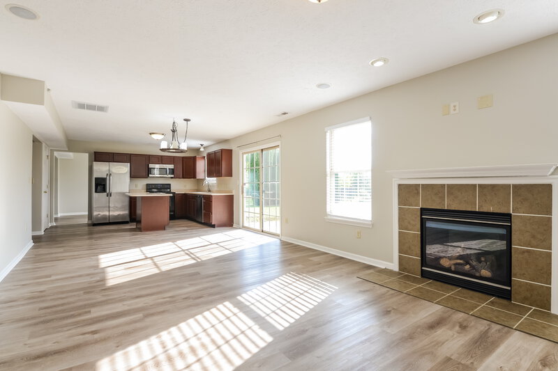 2,455/Mo, 7764 Shasta Dr Indianapolis, IN 46217 Family Room View 2