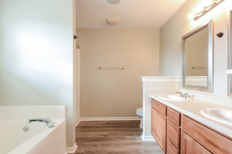 2,455/Mo, 7764 Shasta Dr Indianapolis, IN 46217 Main Bathroom View