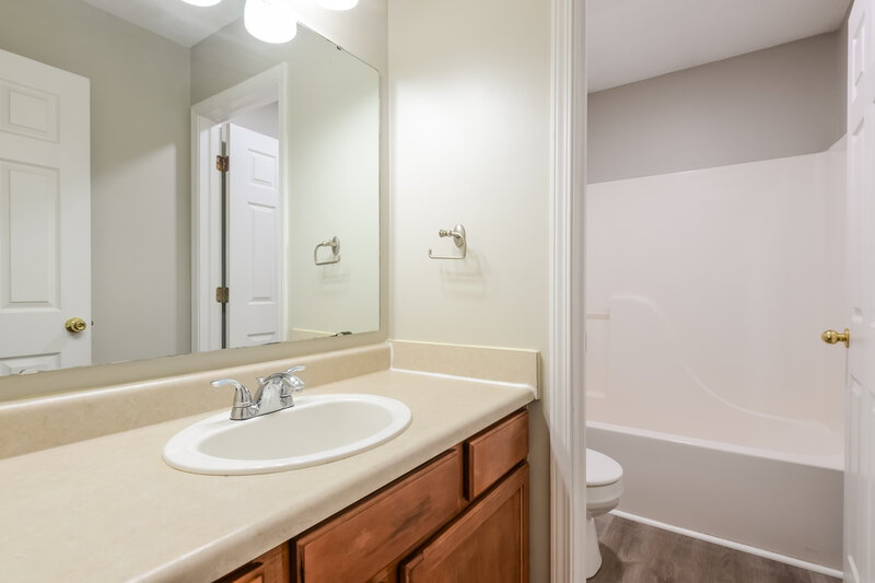 2,455/Mo, 7764 Shasta Dr Indianapolis, IN 46217 Bathroom View