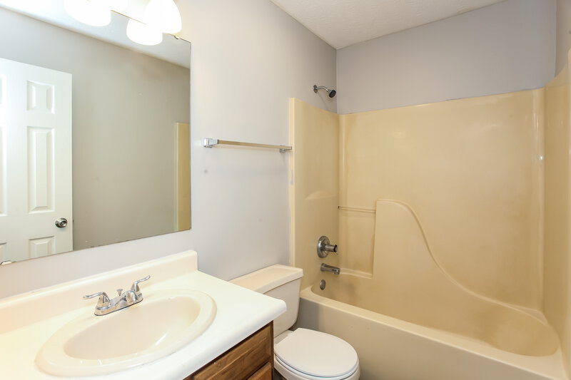 1,895/Mo, 7825 Jaclyn Dr Indianapolis, IN 46237 Bathroom View