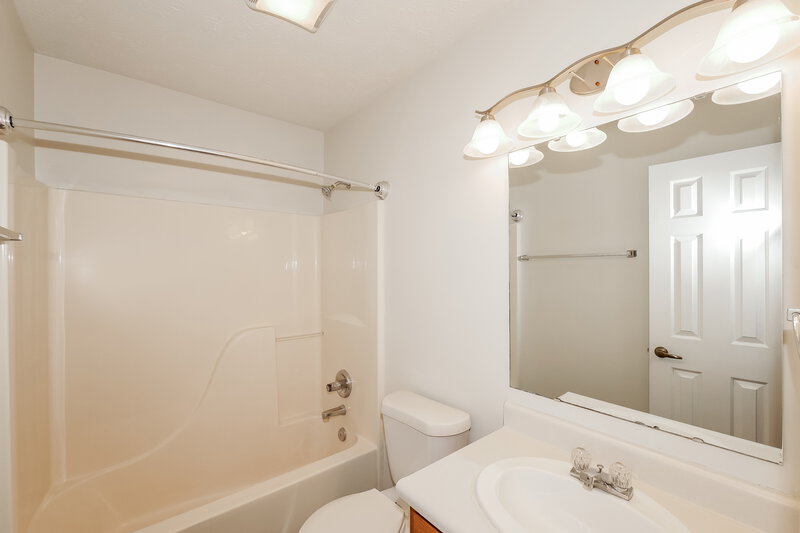 1,735/Mo, 8406 Southern Springs Way Indianapolis, IN 46237 Main Bathroom View