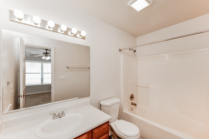 1,610/Mo, 8406 Southern Springs Way Indianapolis, IN 46237 Main Bathroom View