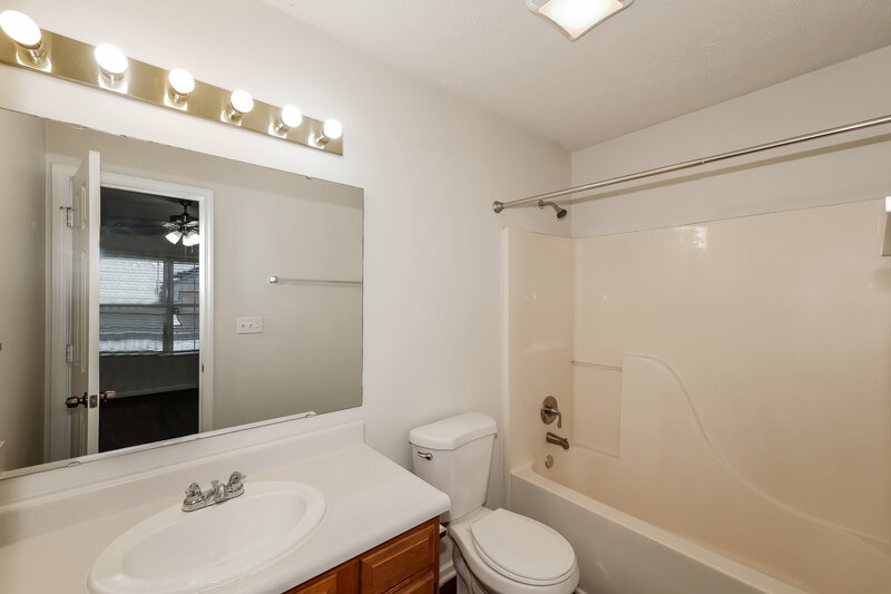 1,735/Mo, 8406 Southern Springs Way Indianapolis, IN 46237 Bathroom View