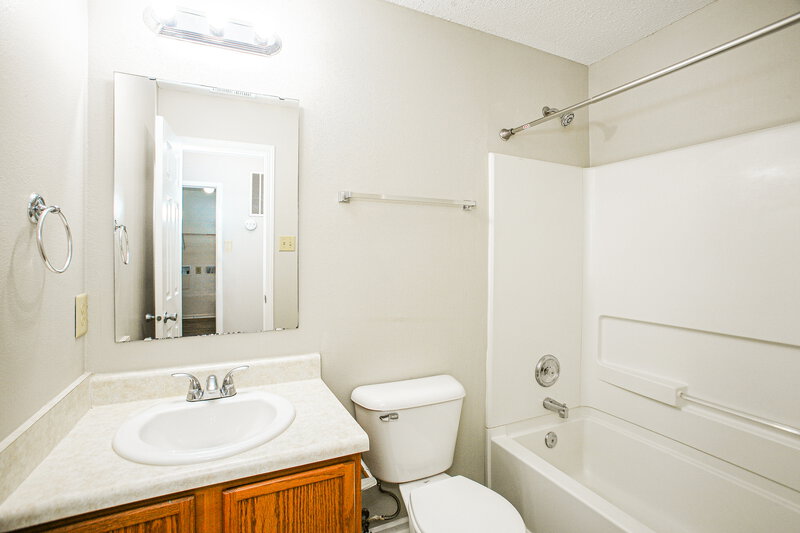 1,740/Mo, 3115 Black Forest Ln Indianapolis, IN 46239 Main Bathroom View