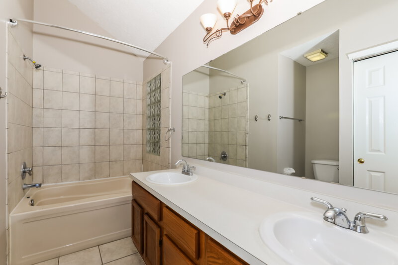 2,020/Mo, 2917 Sunnyfield Ct Indianapolis, IN 46228 Main Bathroom View