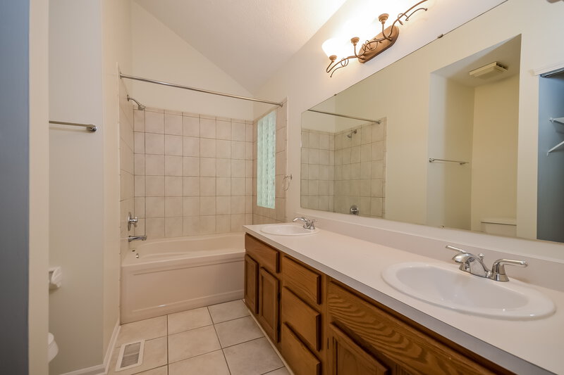 1,905/Mo, 2917 Sunnyfield Ct Indianapolis, IN 46228 Master Bathroom View