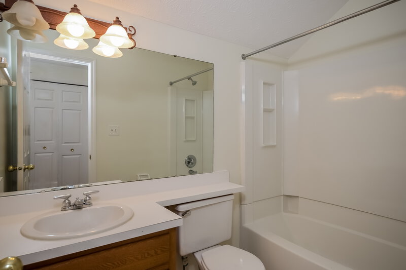1,905/Mo, 2917 Sunnyfield Ct Indianapolis, IN 46228 Bathroom View