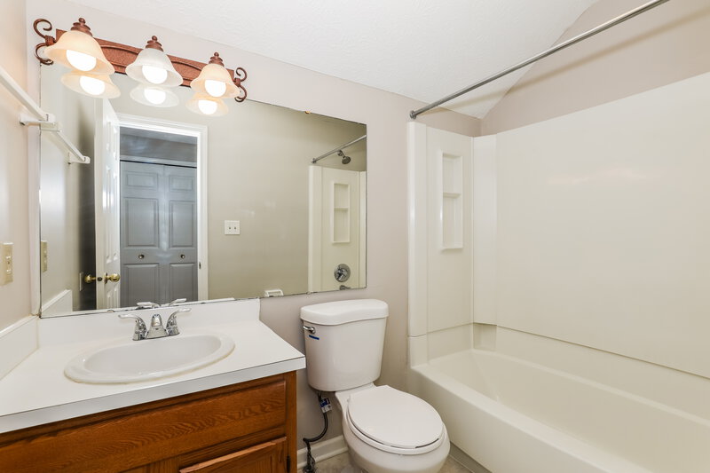 2,020/Mo, 2917 Sunnyfield Ct Indianapolis, IN 46228 Bathroom View