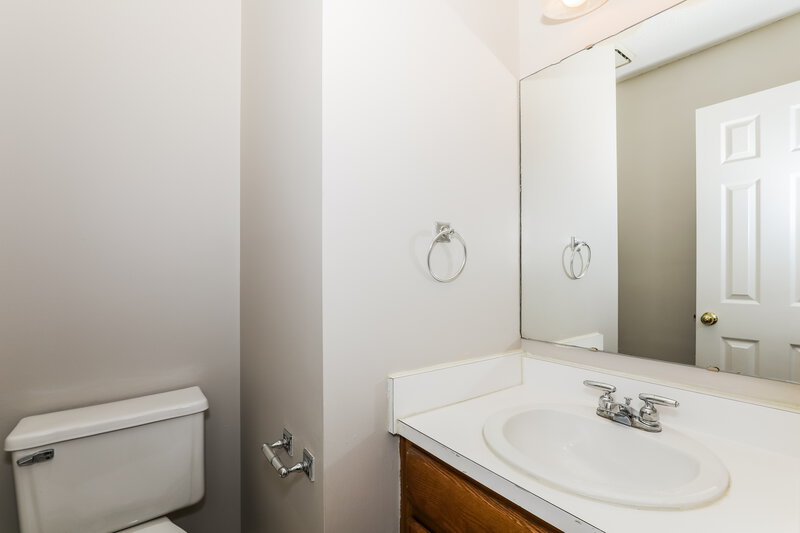 2,020/Mo, 2917 Sunnyfield Ct Indianapolis, IN 46228 Bathroom View 2