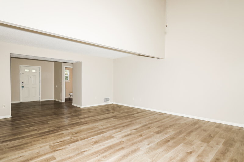 2,060/Mo, 5904 Minden Dr Indianapolis, IN 46221 Living Room View 3