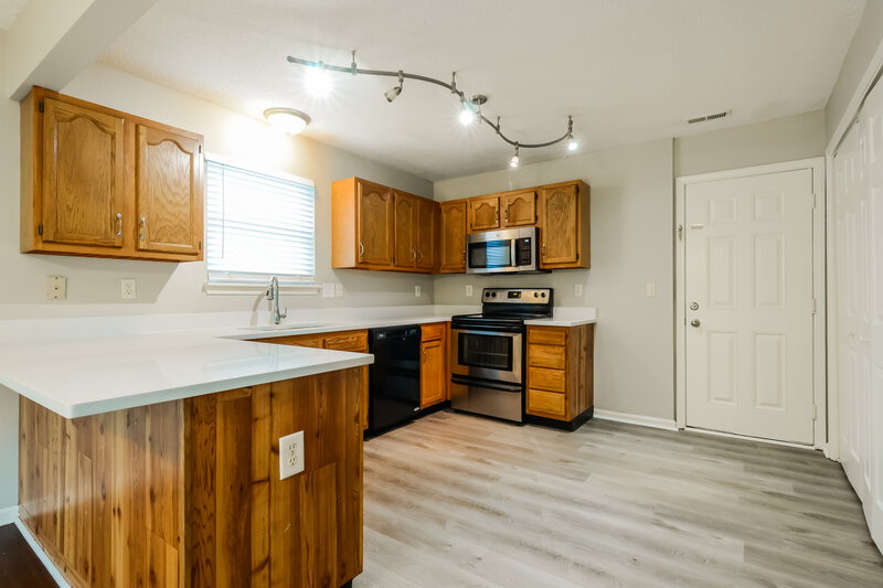 2,120/Mo, 5904 Minden Dr Indianapolis, IN 46221 Kitchen View