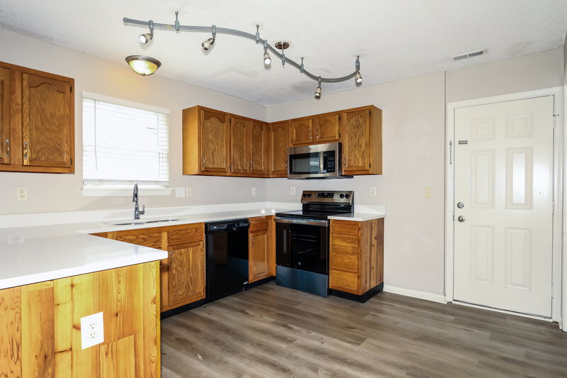 2,060/Mo, 5904 Minden Dr Indianapolis, IN 46221 Kitchen View