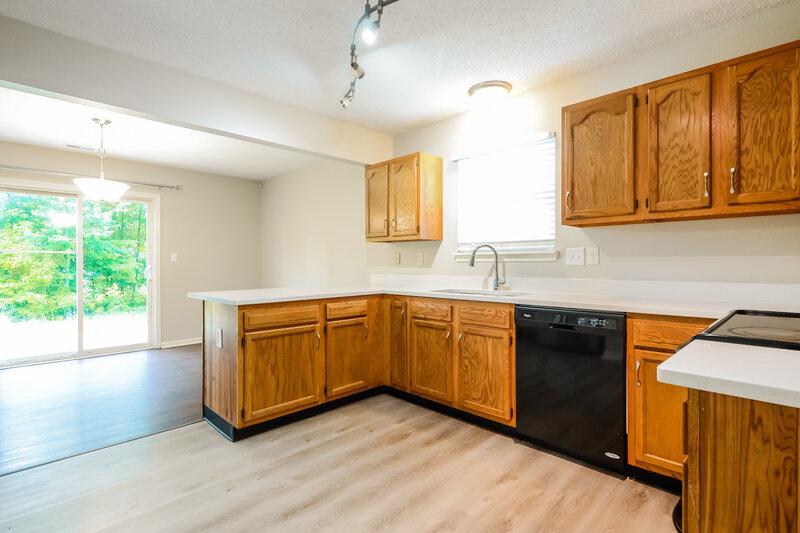 2,120/Mo, 5904 Minden Dr Indianapolis, IN 46221 Kitchen View 2