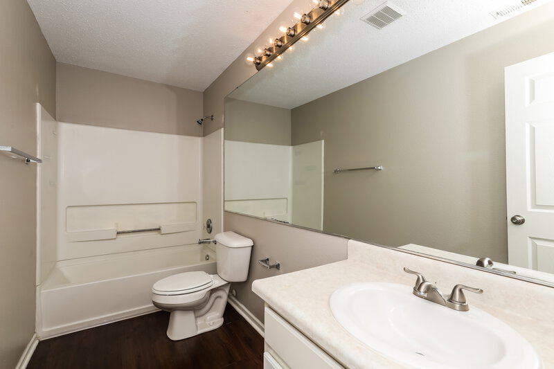 2,060/Mo, 5904 Minden Dr Indianapolis, IN 46221 Main Bathroom View