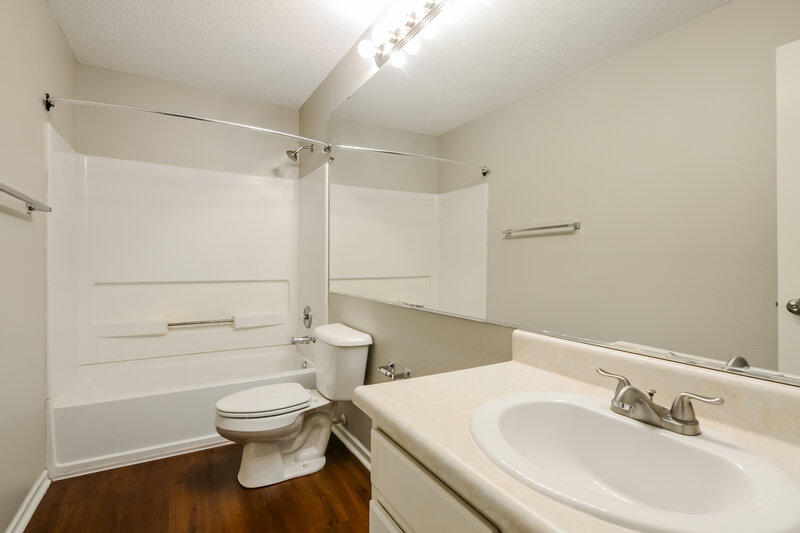 2,120/Mo, 5904 Minden Dr Indianapolis, IN 46221 Main Bathroom View
