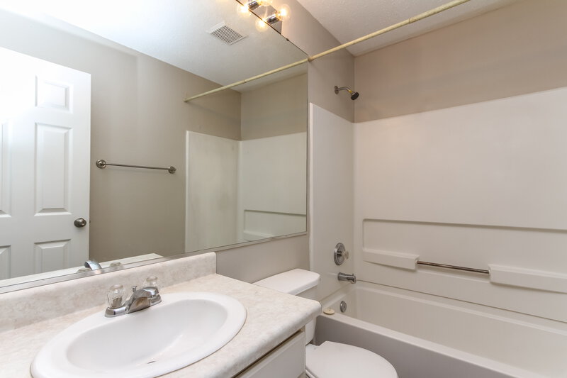 1,650/Mo, 5904 Minden Dr Indianapolis, IN 46221 Bathroom View