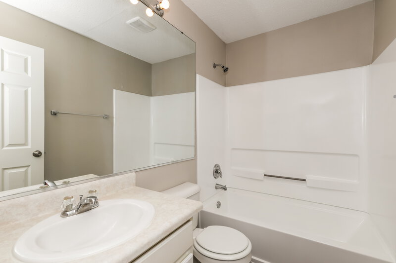 2,060/Mo, 5904 Minden Dr Indianapolis, IN 46221 Bathroom View