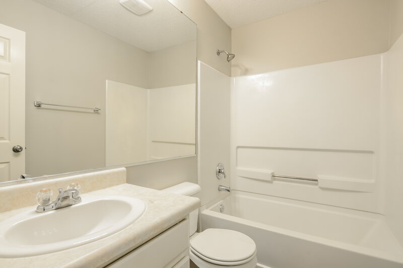 2,120/Mo, 5904 Minden Dr Indianapolis, IN 46221 Bathroom View
