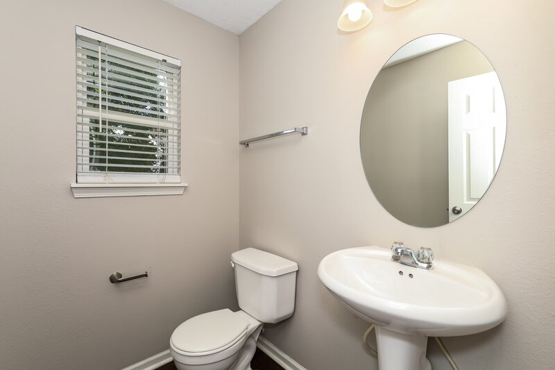 2,060/Mo, 5904 Minden Dr Indianapolis, IN 46221 Bathroom View 2