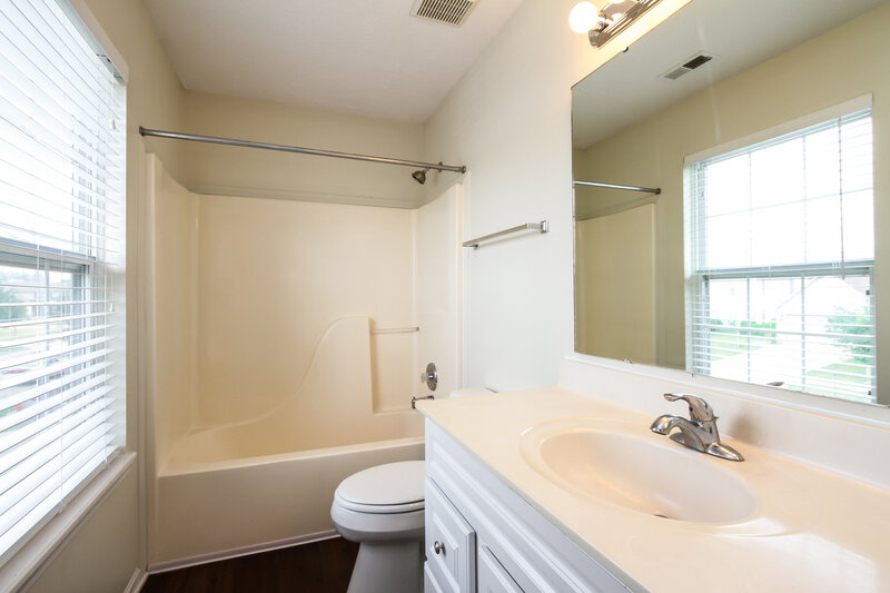 1,900/Mo, 5956 Tybalt Ln Indianapolis, IN 46254 Bathroom View