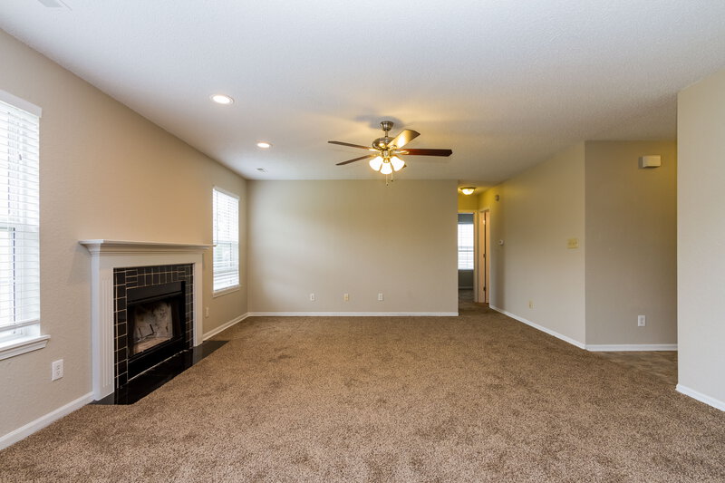 1,450/Mo, 6137 Longmeadow Dr Indianapolis, IN 46221 Living Room View 3