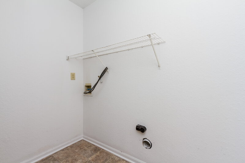 1,450/Mo, 6137 Longmeadow Dr Indianapolis, IN 46221 Laundry Room View