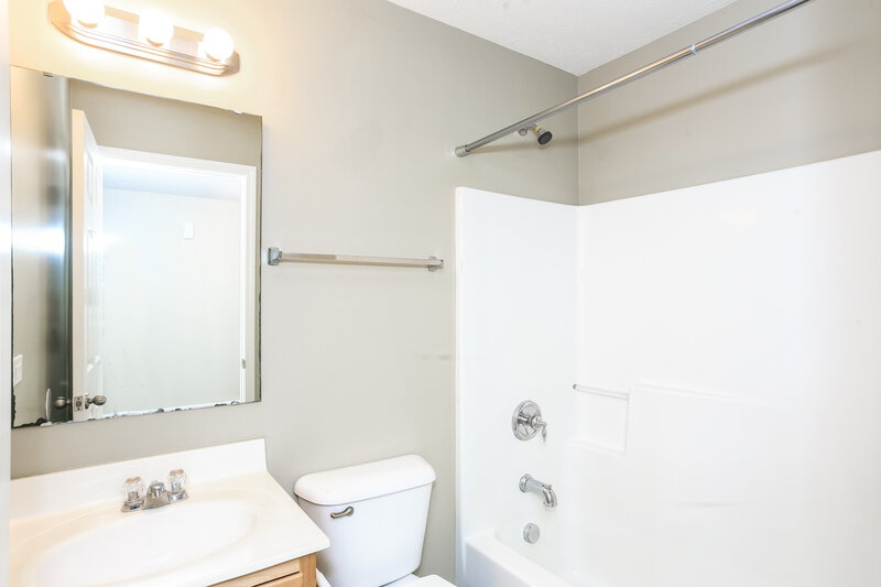 1,665/Mo, 12344 Deerview Dr Noblesville, IN 46060 Main Bathroom View