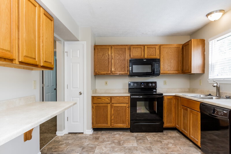1,740/Mo, 5457 N Meadow Dr Indianapolis, IN 46268 Kitchen View 2