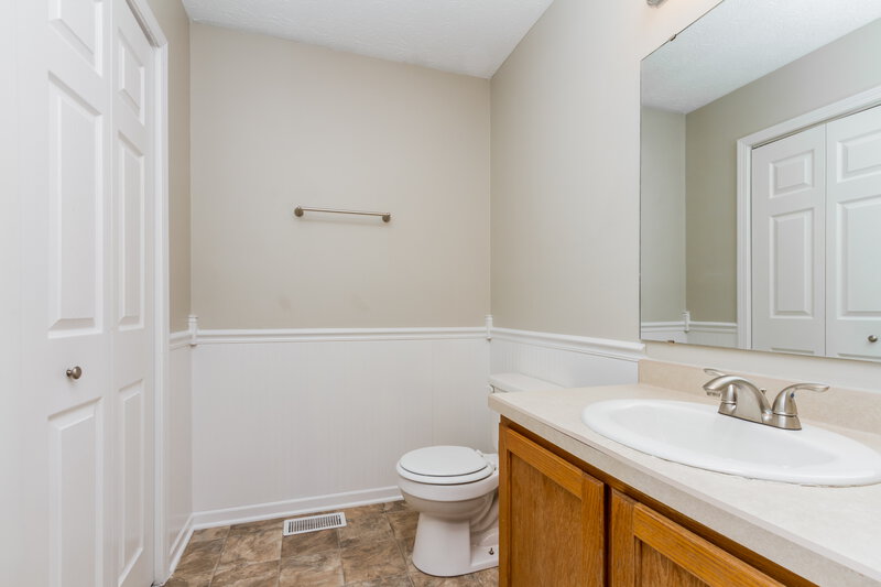 1,740/Mo, 5457 N Meadow Dr Indianapolis, IN 46268 Bathroom View