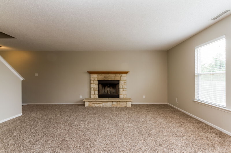 1,425/Mo, 924 Bentgrass Dr Greenwood, IN 46143 Living Room View 3