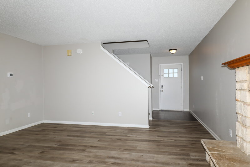 0/Mo, 924 Bentgrass Dr Greenwood, IN 46143 Living Room View 3
